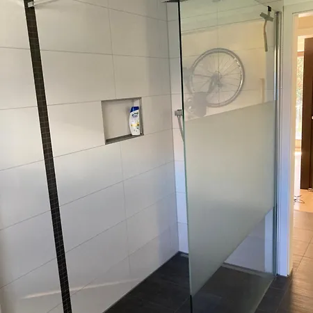Ruhiges Gaestezimmer Mit King-size-bett Homestay